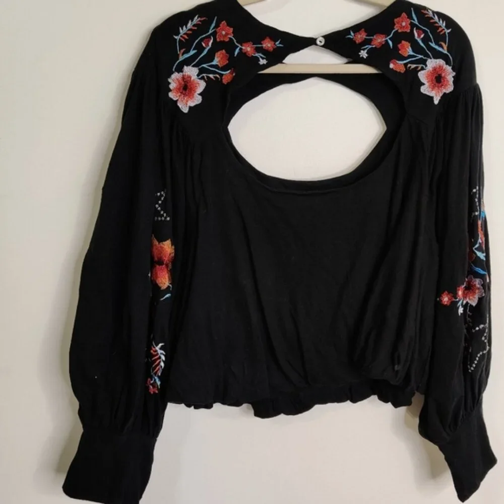 FREE PEOPLE Black Floral Embroidered Keyhole Ballin Sleeve Boho Top EUC sz M